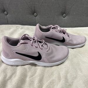 Nike nwob Nike flex lavender and black shoes size 8.5